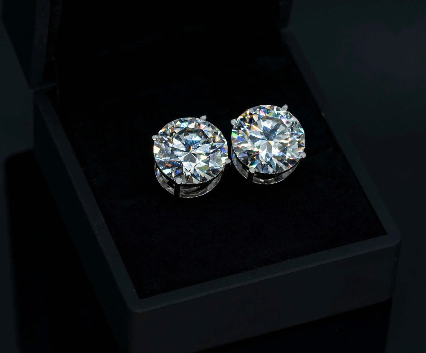 VVS MOISSANITE STUD EARRINGS